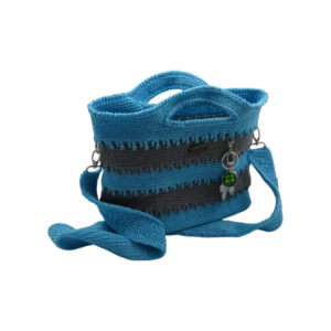 Handgehäkelte Unikat-Handtasche – Hellblau-Grau Gestreift
