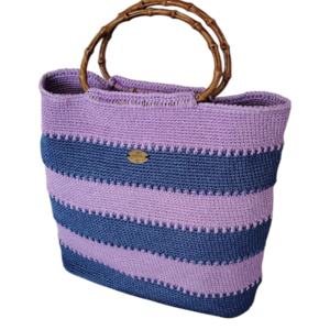 Handgehäkelte Tasche in Lila und Blau
